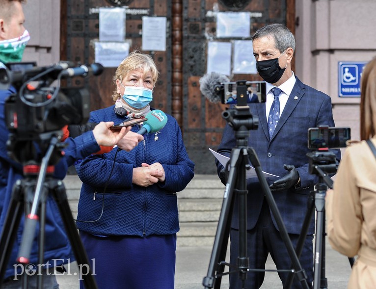 Elbląg, Elżbieta Gelert i Jerzy Wcisła zwołali w piątek konferencję prasową przez sądem Elbląg, Elżbieta Gelert i Jerzy Wcisła zwołali w piątek konferencję prasową przez sądem