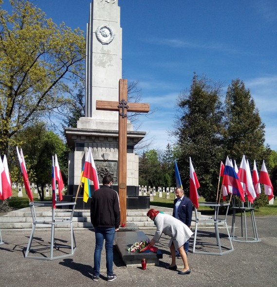 Elbląg, Kwiaty pod pomnikiem żołnierzy radzieckich