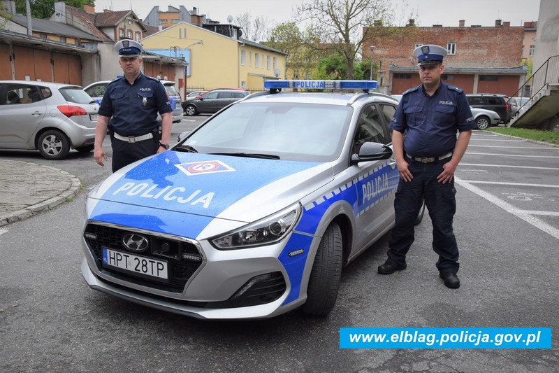 Elbląg, Od lewej asp.szt. Grzegorz Doroz oraz mł. asp. Piotr Szpak, którzy na codzień pełnią służbę w Wydziale Ruchu Drogowego KMP w Elblągu. W sobotę uratowali tonącego 28-latka