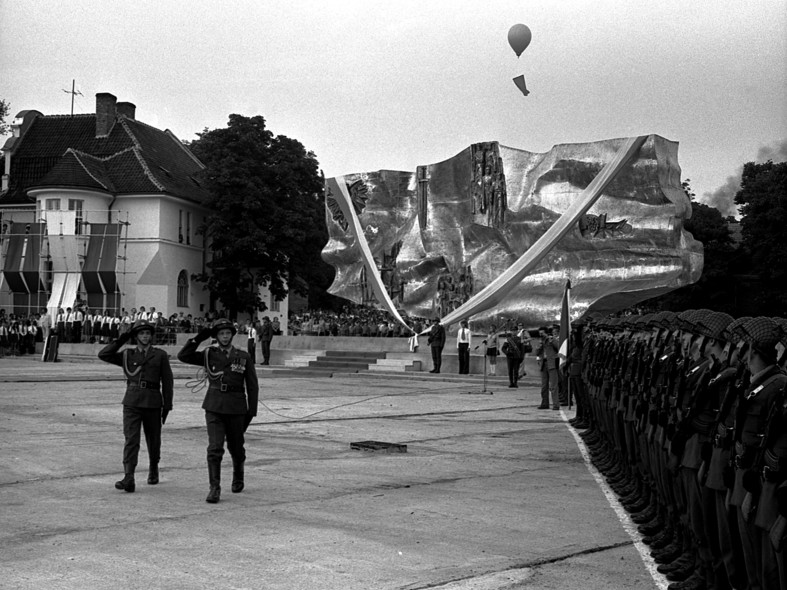 Elbląg, Elbląg z lat 70. na zdjęciach Czesława Misiuka: Pomnik Odrodzenia