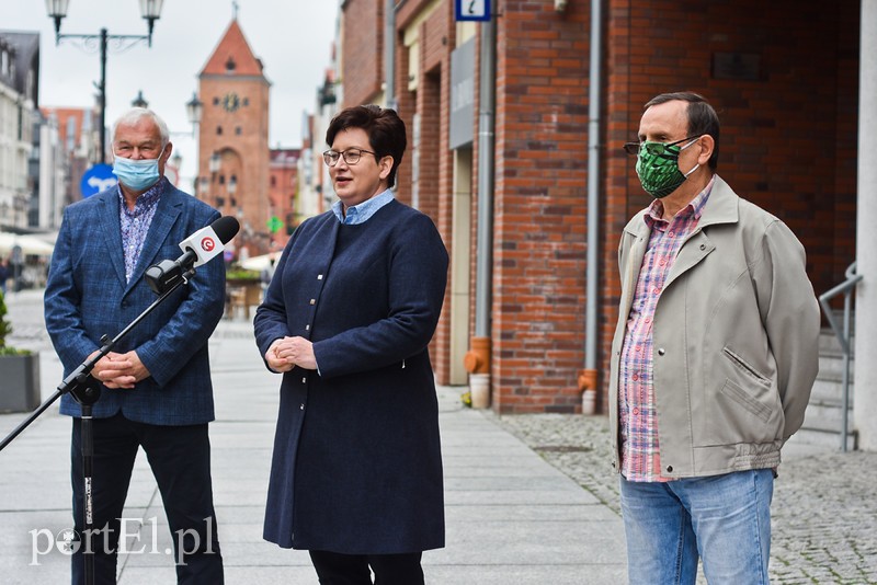 Elbląg, Monika Falej (w środku) przedstawiła założenia projektu ustawy mającej omóc samorządom. Jak przyznała, nie nosi maseczki, bo ma astmę