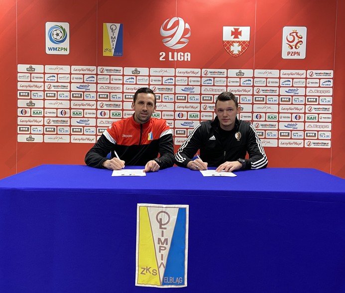 Elbląg, Karol Przybyła (z lewej) z Olimpii i Bartek Firlej z Piekarczyka podpisali umowę o współpacy Elbląg, Karol Przybyła (z lewej) z Olimpii i Bartek Firlej z Piekarczyka podpisali umowę o współpacy