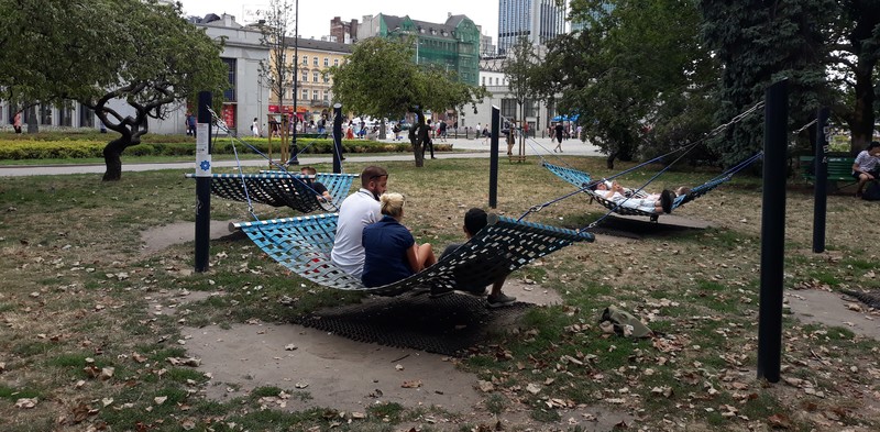 Elbląg, Tego typu hamaki (zdjęcie z Warszawy) zostaną zamontowane w parku Modrzewie,