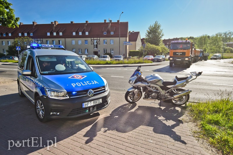 Elbląg, Zderzenie peugeota z motocyklistą na ul. Rawskiej Elbląg, Zderzenie peugeota z motocyklistą na ul. Rawskiej