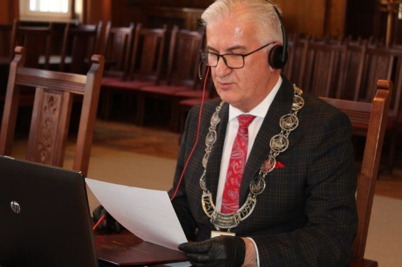 Elbląg, Antoni Czyżyk podczas prowadzenia sesji Rady Miejskiej online