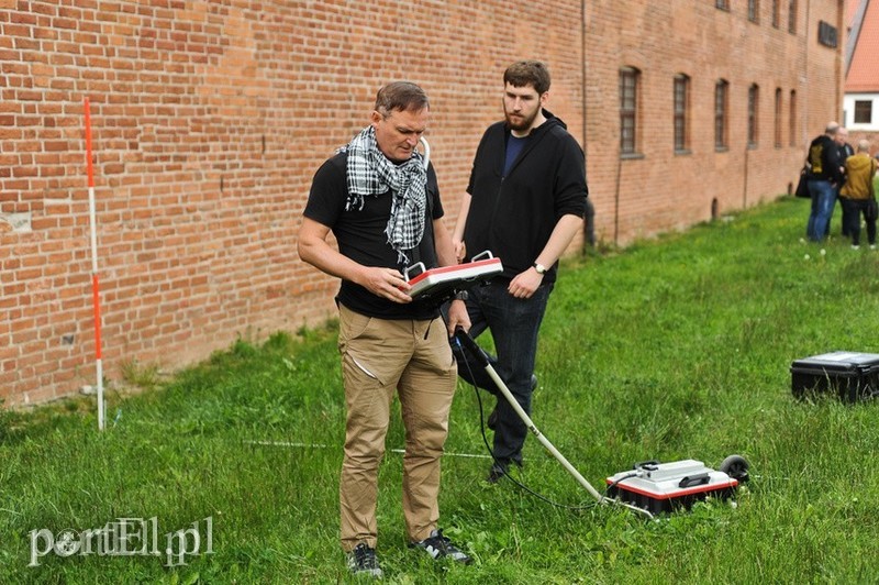 Elbląg, Prof. Fabian Welc za pomoca georadaru szuka elbląskiego zamku Elbląg, Prof. Fabian Welc za pomoca georadaru szuka elbląskiego zamku