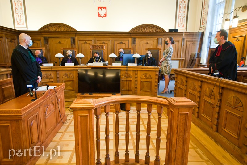 Elbląg, Sąd wydał wyrok w składzie pięcioosobowym, któremu przewodniczył sędzia Tomasz Piechowiak