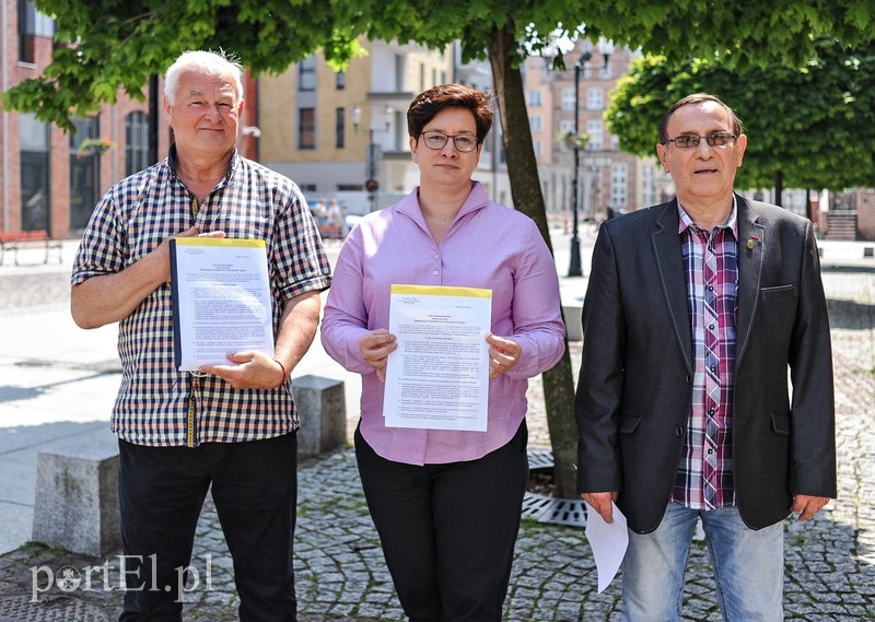 Elbląg, Posłanka Monika Falej (w środku) wszczyna kontrole poselską w EPEC. Na zdjęciu ze współpracownikami: Mirosławem Szulcem i Ryszardem Klimem Elbląg, Posłanka Monika Falej (w środku) wszczyna kontrole poselską w EPEC. Na zdjęciu ze współpracownikami: Mirosławem Szulcem i Ryszardem Klimem