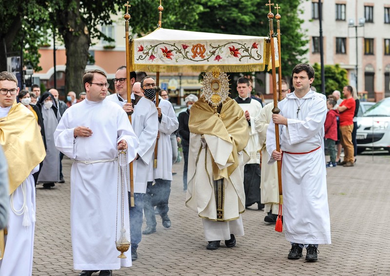 Elbląg, W tym roku procesja Bożego Ciała przeszła wkoło katedry Elbląg, W tym roku procesja Bożego Ciała przeszła wkoło katedry