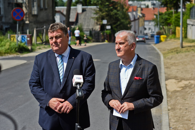 Elbląg, Prezydent Elbląga Witold Wróblewski (z lewej) i przewodniczący Rady Miejskiej Antoni Czyżyk pochwalili się nową inwestycją