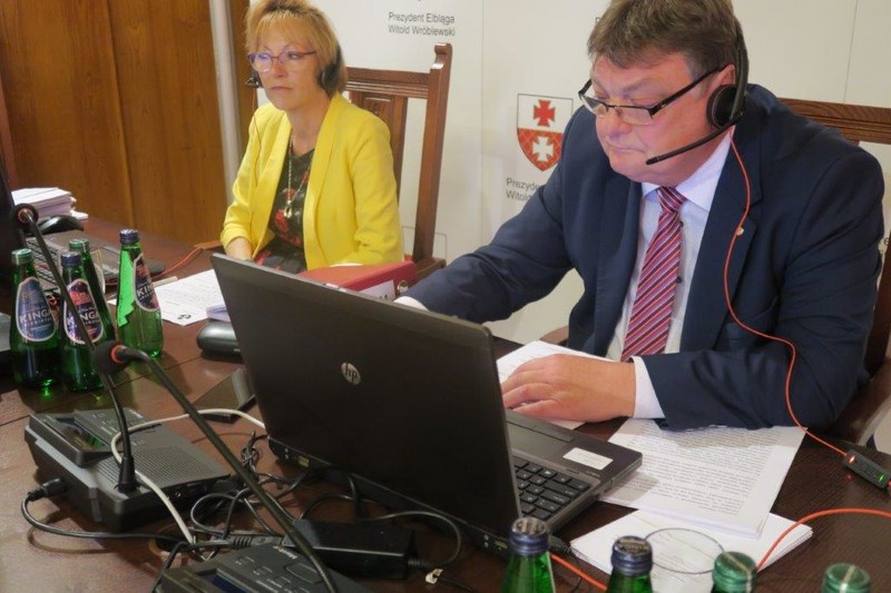 Elbląg, Dzisiejsza sesja odbywa się w trybie zdalnym. Prezydent Wróblewski uzyskał wotum zaufania i absolutorium. Obok skarbnik miasta Rozalia Grynis Elbląg, Dzisiejsza sesja odbywa się w trybie zdalnym. Prezydent Wróblewski uzyskał wotum zaufania i absolutorium. Obok skarbnik miasta Rozalia Grynis