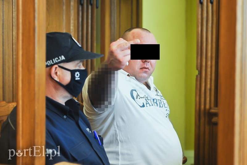 Elbląg, Głównemu oskarżonemu nie spodobało się to, że nasz fotoreporter robi mu zdjęcia Elbląg, Głównemu oskarżonemu nie spodobało się to, że nasz fotoreporter robi mu zdjęcia