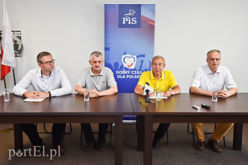 Elbląg, Radni PiS i poseł Jerzy Wilk (drugi od prawej) przedstawili propozycje wykorzystania pieniędzy z Funduszu Inwestycji Samorządowych