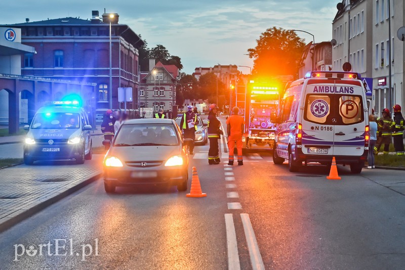 Elbląg, 8-latka wbiegła na ruszające auto