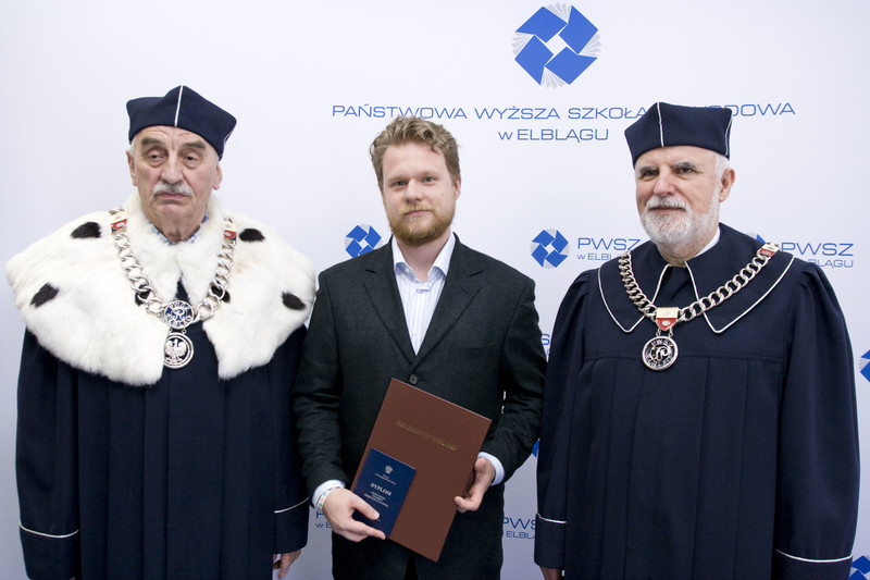 Elbląg, Daniel Gliński otrzymał dyplom z numerem 10 000. Pamiątkowe zdjęcie z rektorem prof. Zbigniewem Walczykiem i rektorem-elektem prof. Jarosławem Niedojadło Elbląg, Daniel Gliński otrzymał dyplom z numerem 10 000. Pamiątkowe zdjęcie z rektorem prof. Zbigniewem Walczykiem i rektorem-elektem prof. Jarosławem Niedojadło