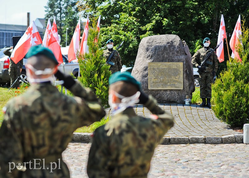 Elbląg, Pod pomnikiem Sprawy Elblaskiej złożono kwiaty Elbląg, Pod pomnikiem Sprawy Elblaskiej złożono kwiaty