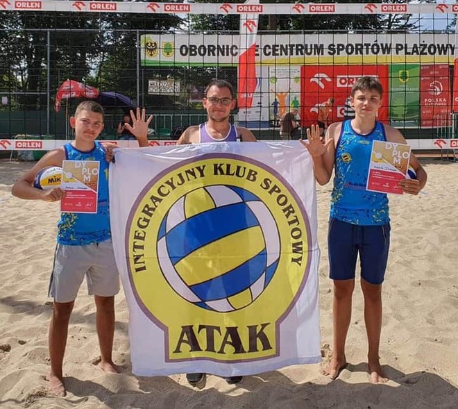 Elbląg, Siatkarze Ataku Oskar Woźny i Kamil Dobosz zajęli piate miejsce na mistrzostwach Polski