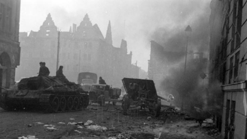 Elbląg, 1 Maja, widok na pl. Słowiański - pojazd ewakuacyjny TT34 obok rozbitego niemieckiego działa PaK na wyjeździe z Adolf Hitlerstrasse (1 Maja) w kierunku Friedrich Wilhelmplatz (plac Słowiański).