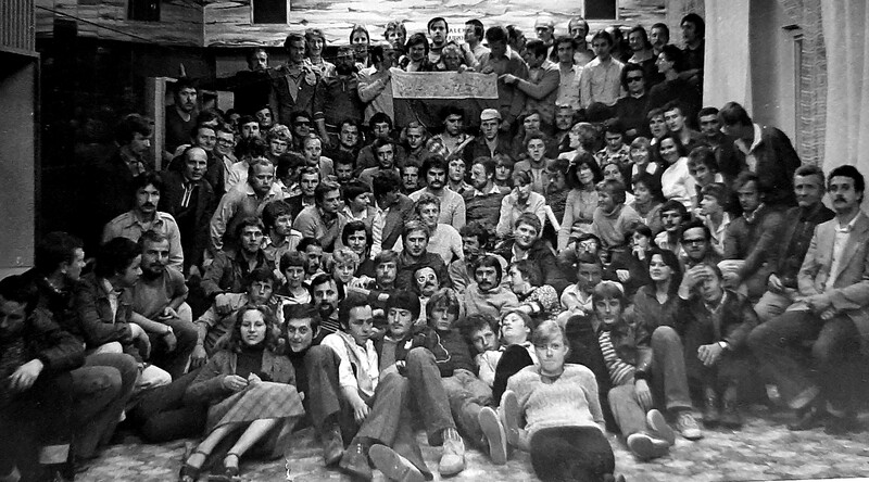 Elbląg, 31 sierpnia 1980 roku. Zdjęcie na stołówce Zakładu Produkcji Przemysłowej (Fabryki Domów) Elbląskiego Kombinatu Budowlanego. Przedstawia strajkującą załogę Fabryki Domów po zakończeniu transmisji telewizyjnej z podpisania Porozumień Sierpniowych Elbląg, 31 sierpnia 1980 roku. Zdjęcie na stołówce Zakładu Produkcji Przemysłowej (Fabryki Domów) Elbląskiego Kombinatu Budowlanego. Przedstawia strajkującą załogę Fabryki Domów po zakończeniu transmisji telewizyjnej z podpisania Porozumień Sierpniowych