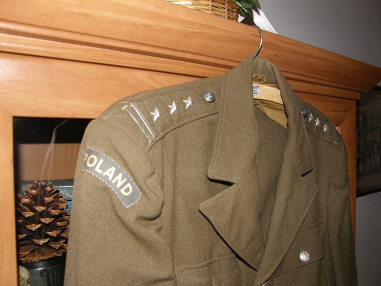 Elbląg, Mundur Wiktora Szandorowskiego (zdjęcie z 2008), z dystynkcjami wykonanymi sposobem jenieckim z blachy, podziurawiony miejscami przez mole. Elbląg, Mundur Wiktora Szandorowskiego (zdjęcie z 2008), z dystynkcjami wykonanymi sposobem jenieckim z blachy, podziurawiony miejscami przez mole.