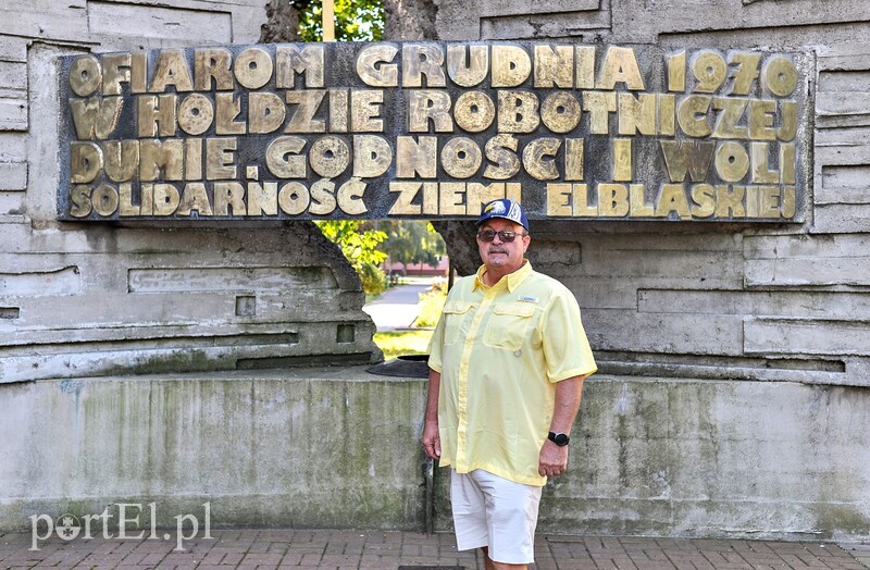 Elbląg, Waldemar Szadkowski pod pomnikiem Grudnia 70., do którego budowy się przyczynił w 1980 roku