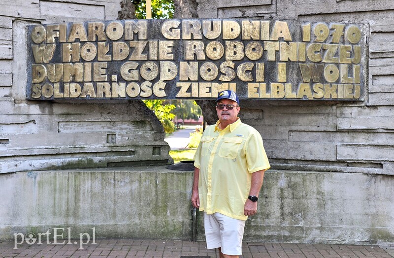 Elbląg, Waldemar Szadkowski pod pomnikiem Grudnia 70., do którego budowy się przyczynił w 1980 roku Elbląg, Waldemar Szadkowski pod pomnikiem Grudnia 70., do którego budowy się przyczynił w 1980 roku