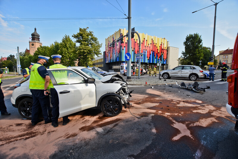 Elbląg, Zderzenie nissana z audi pod szkołą muzyczną