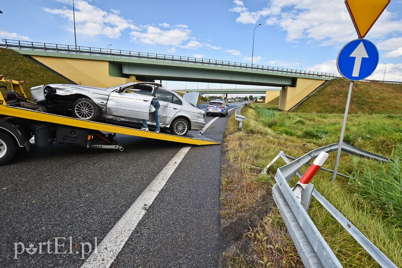 Elbląg, Kierowca bmw przebił się przez barierki na węźle Wschód