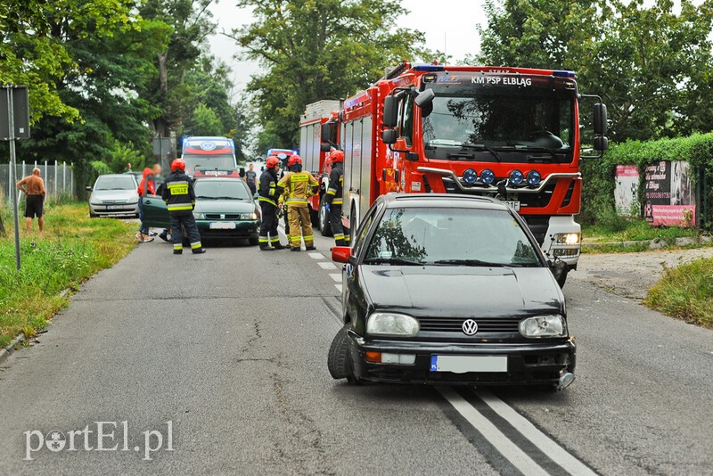 Elbląg, Zderzenie trzech pojazdów na ul. Królewieckiej, sprawca bez uprawnień i pijany