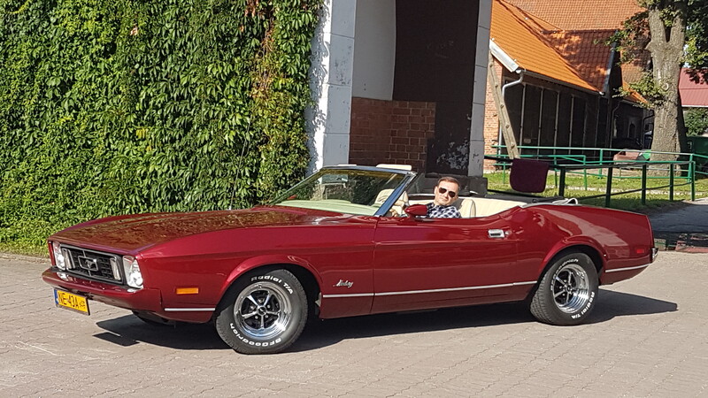 Elbląg, Jacek Młotkowski i mustang z 1973 r. Elbląg, Jacek Młotkowski i mustang z 1973 r.