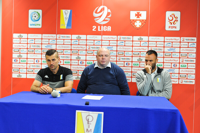 Elbląg, Łukasz Kowalski, trener Olimpii (od lewej), Paweł Guminiak (prezes klubu) i Tomasz lewandowski (kapitan drużyny) zaprezentowali Olimpię przed nadchodzącym sezonem II ligi Elbląg, Łukasz Kowalski, trener Olimpii (od lewej), Paweł Guminiak (prezes klubu) i Tomasz lewandowski (kapitan drużyny) zaprezentowali Olimpię przed nadchodzącym sezonem II ligi