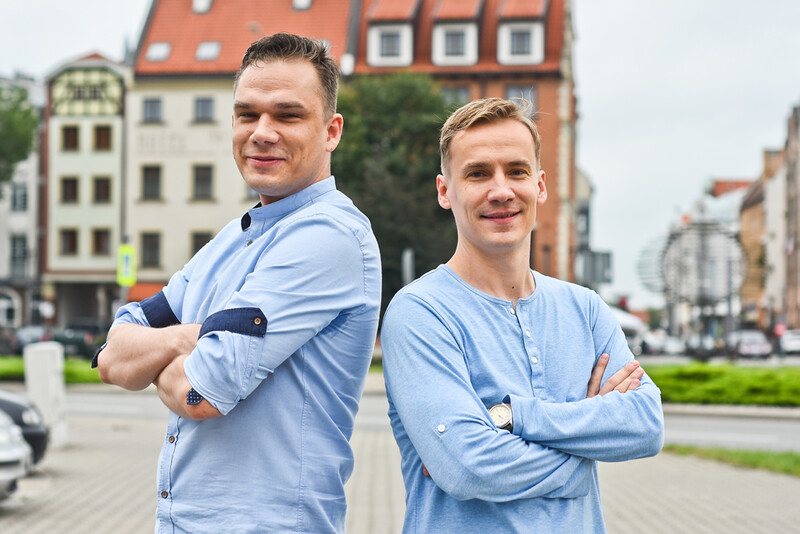 Elbląg, Michał (z lewej) i Adam Bukojemscy zapraszają na turniej szachowy Elbląg, Michał (z lewej) i Adam Bukojemscy zapraszają na turniej szachowy