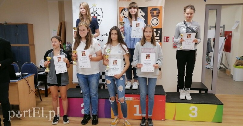 Elbląg, Elbląska szachistka z pucharami Elbląg, Elbląska szachistka z pucharami