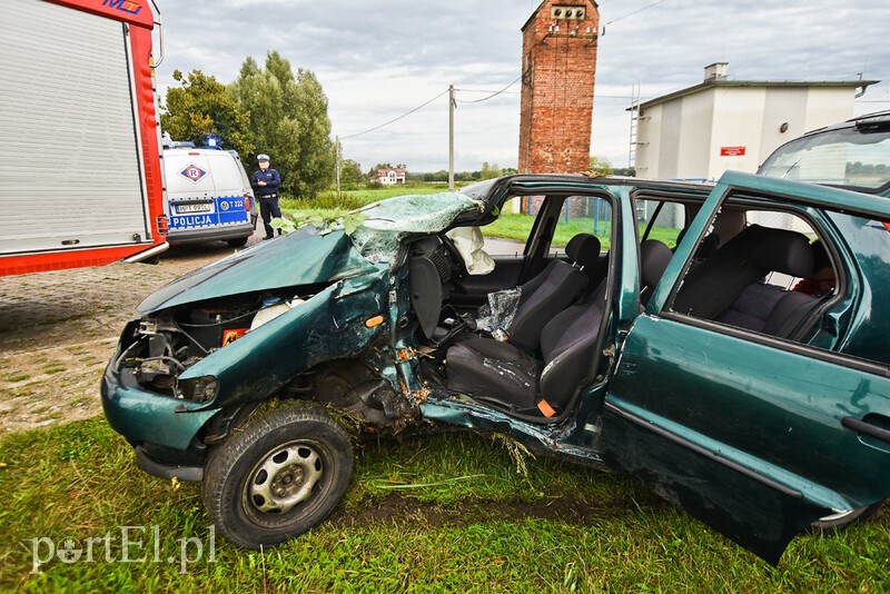 Elbląg, Kobieta kierująca vw polo uderzyła w drzewo Elbląg, Kobieta kierująca vw polo uderzyła w drzewo