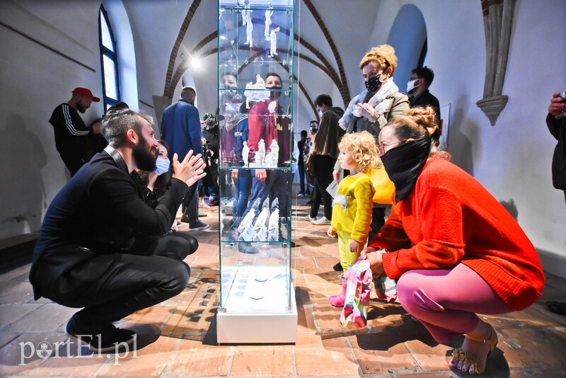 Elbląg, "Stereotypowy mieszkaniec osiedla" przykucnął w galerii Elbląg, "Stereotypowy mieszkaniec osiedla" przykucnął w galerii
