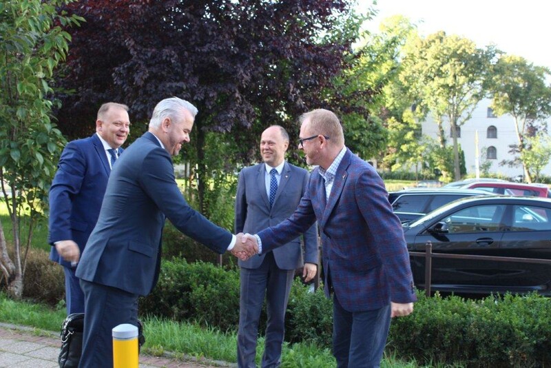 Elbląg, Jacek Migdalski (z lewej) i jego zastępca Artur Adamczuk Elbląg, Jacek Migdalski (z lewej) i jego zastępca Artur Adamczuk