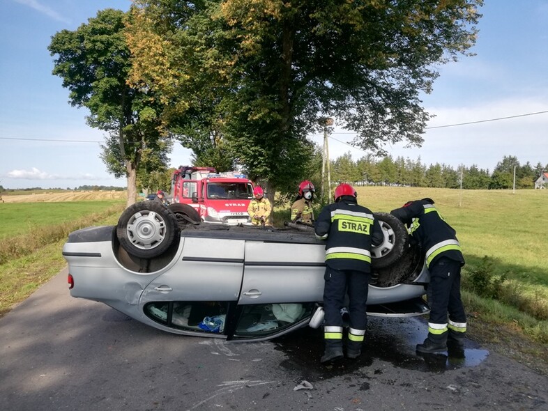 Elbląg, Seatem najpierw w drzewo, a potem dachowanie Elbląg, Seatem najpierw w drzewo, a potem dachowanie