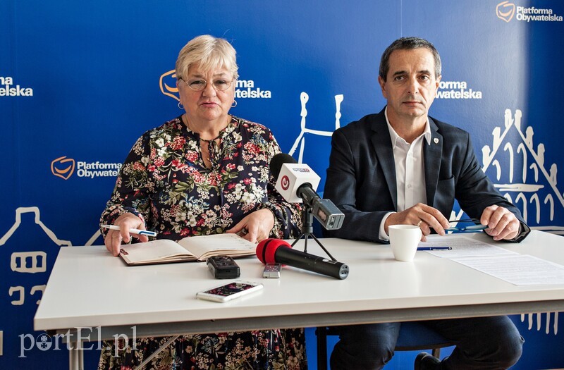 Elbląg, Elżbieta Gelert (z lewej) mówiła o roszadach w elbląskich szpitalach Elbląg, Elżbieta Gelert (z lewej) mówiła o roszadach w elbląskich szpitalach