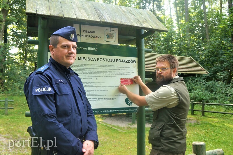 Elbląg, Naklejka znajduje się m.in. na parkingu leśnym w Krasnym Lesie,