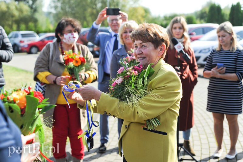 Elbląg, Dyrektor hospicjum Wiesława Pokropska odbiera kluczyki od nowego auta,