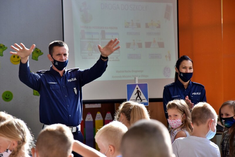 Elbląg, Świeć przykładem - policjanci rozdawali odblaski Elbląg, Świeć przykładem - policjanci rozdawali odblaski