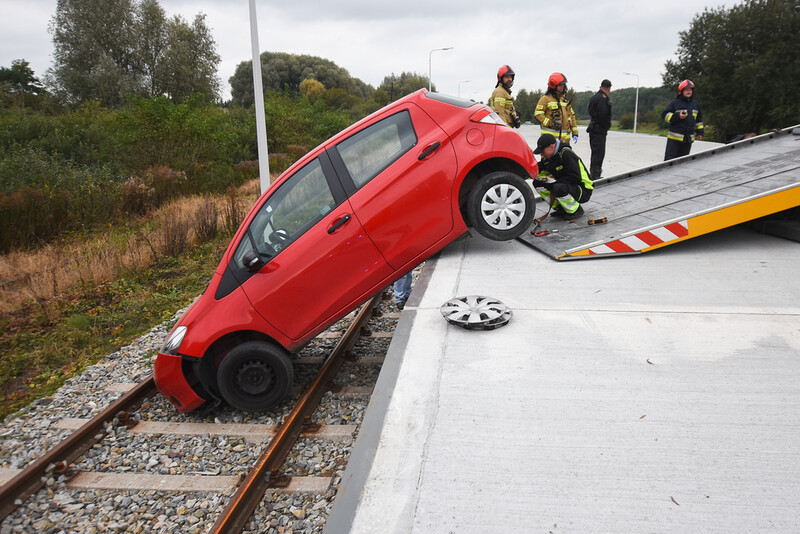 Elbląg, 71-latek zepchnął toyotę z rampy kolejowej