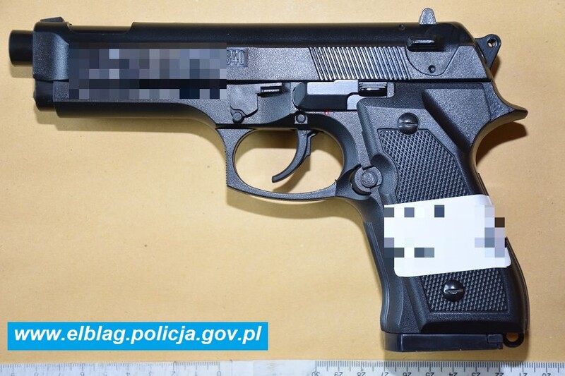 Elbląg, 29-latek posługiwał się pistoletem na kulki, który przypomina prawdziwą broń