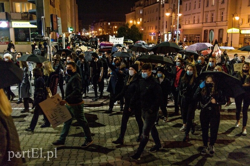 Elbląg, Elblązanie protestowali przeciwko wczorajszej decyzji Trybunału Konstytucyjnego