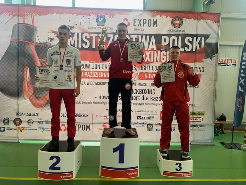 Elbląg, Nikodem Kozak (w czerwonym dresie) zajął trzecie miejsce na mistrzostwach Polski