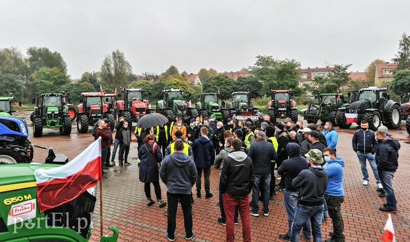Elbląg, Rolnicy przejechali przez miasto, a swój protest zorganizowali na parkingu przy PWSZ