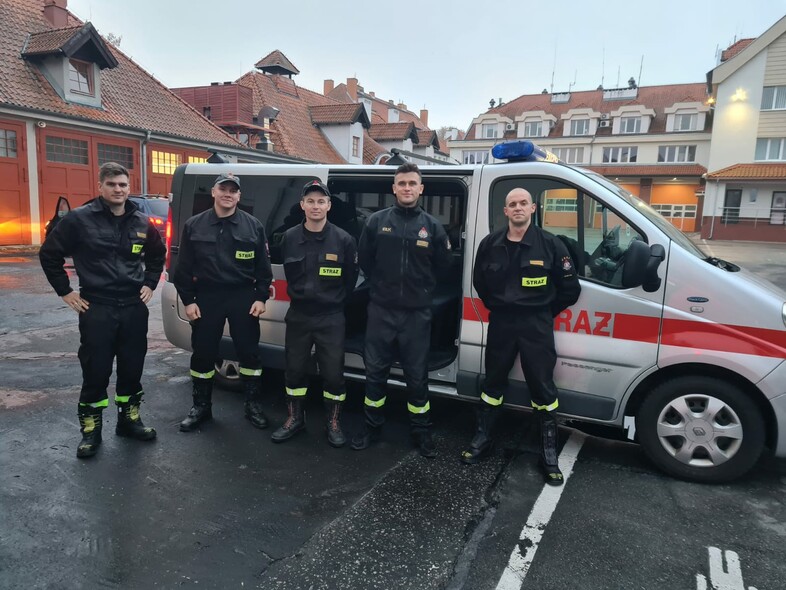 Elbląg, Pięciu strażaków, którzy pojechali z naszego regionu do Warszawy w pierwszej turze wsparcia. Pierwszy z lewej to Michał Pawlyta Elbląg, Pięciu strażaków, którzy pojechali z naszego regionu do Warszawy w pierwszej turze wsparcia. Pierwszy z lewej to Michał Pawlyta