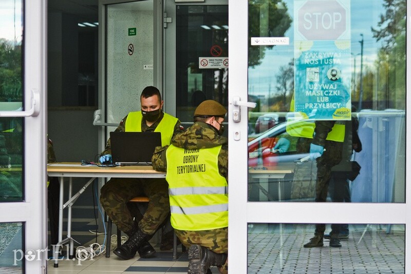 Elbląg, Punkt pobrania wymazów drive-thru w Elblągu obsługiwany przez żołnierzy z Braniewa