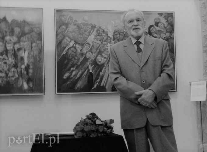 Elbląg, Ryszard Tomczyk ze swoimi obrazami w tle Elbląg, Ryszard Tomczyk ze swoimi obrazami w tle