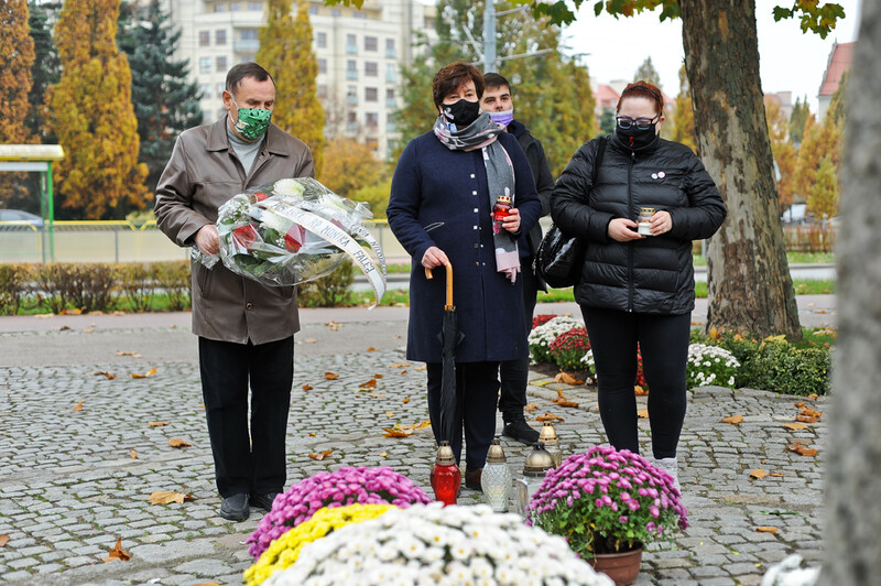 Elbląg, Działacze Lewicy z okazji Święta Niepodległości złożyli kwiaty pod pomnikiem Polskiego Państwa Podziemnego